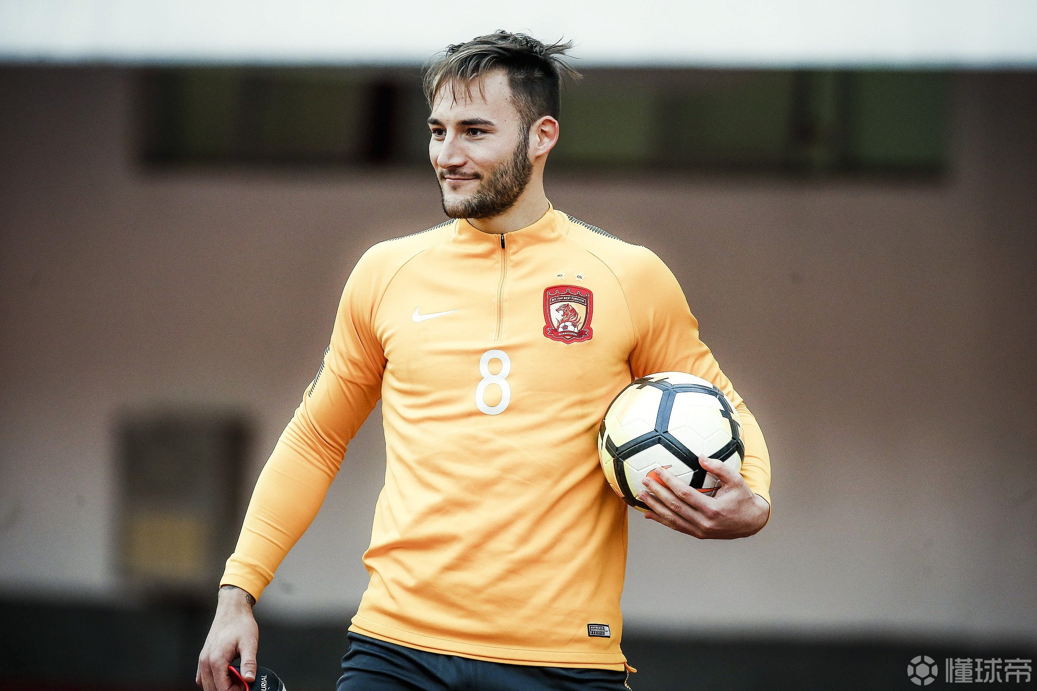 冲刺阶段广州队备战德甲今晚广州队备战意甲，今晨里昂调整名单以备欧联看傻球迷的简单介绍ac米兰